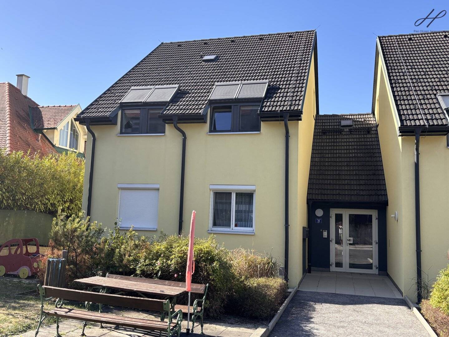 Living with feel-good factor – 88 m² maisonette with roof terrace, sauna &amp; parking