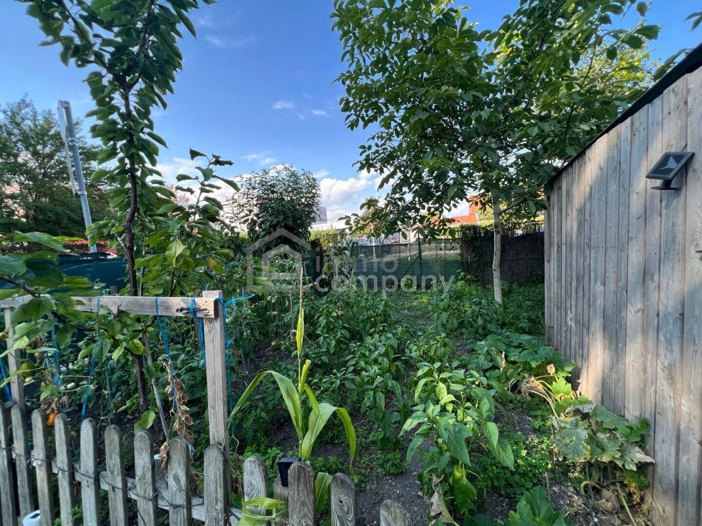 CENTRAL. VERSATILE. WITH POTENTIAL - Multi-family house with freedom to design