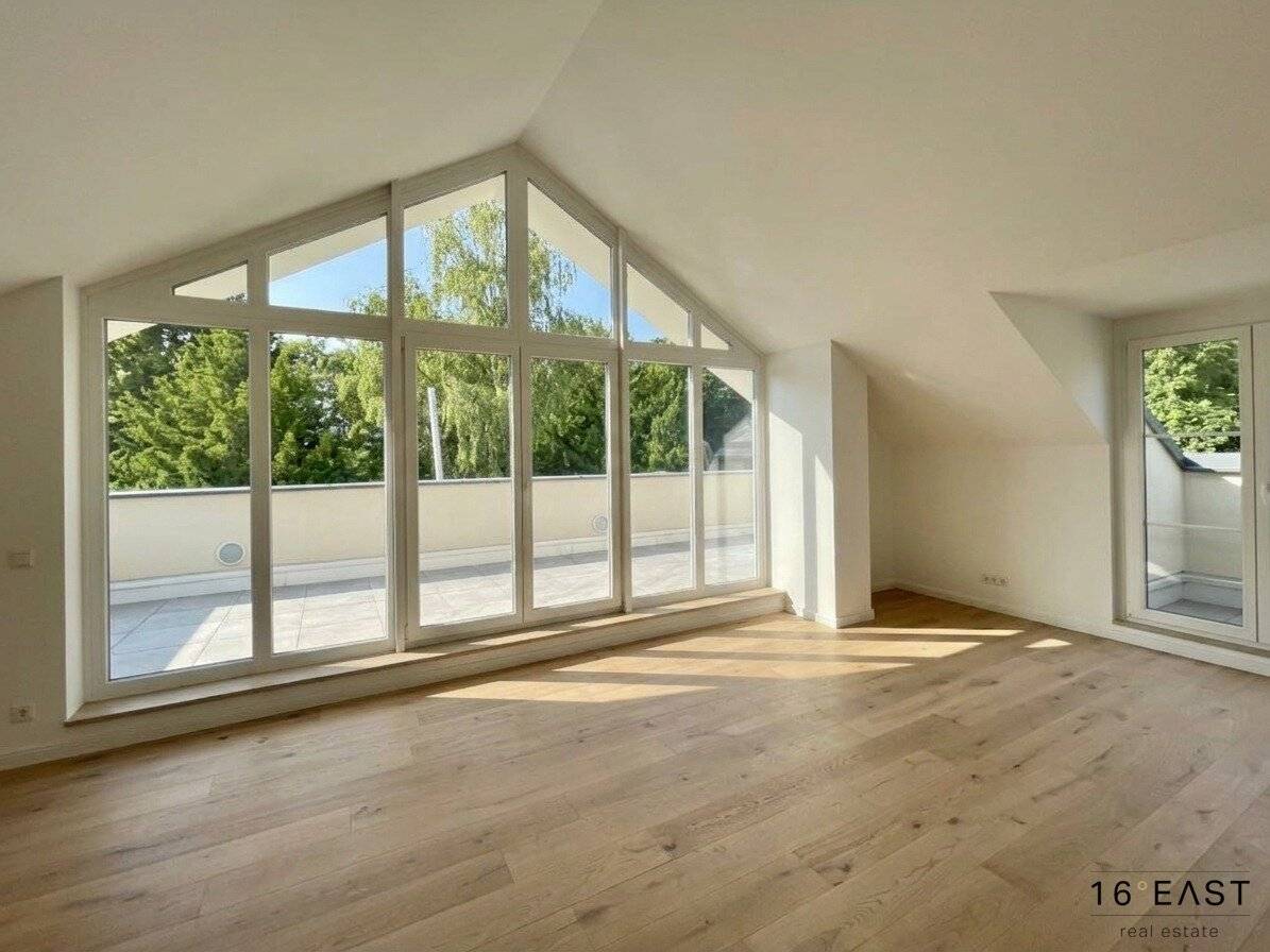 High-quality renovated 4-room attic apartment | South terrace | Air conditioning | Underground parking