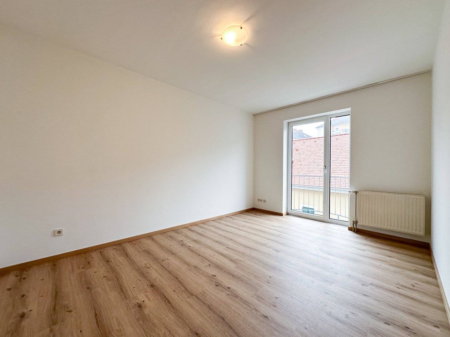Modern 2.5-room apartment (suitable for flatshare) with French balcony near the Mur in the Lend district