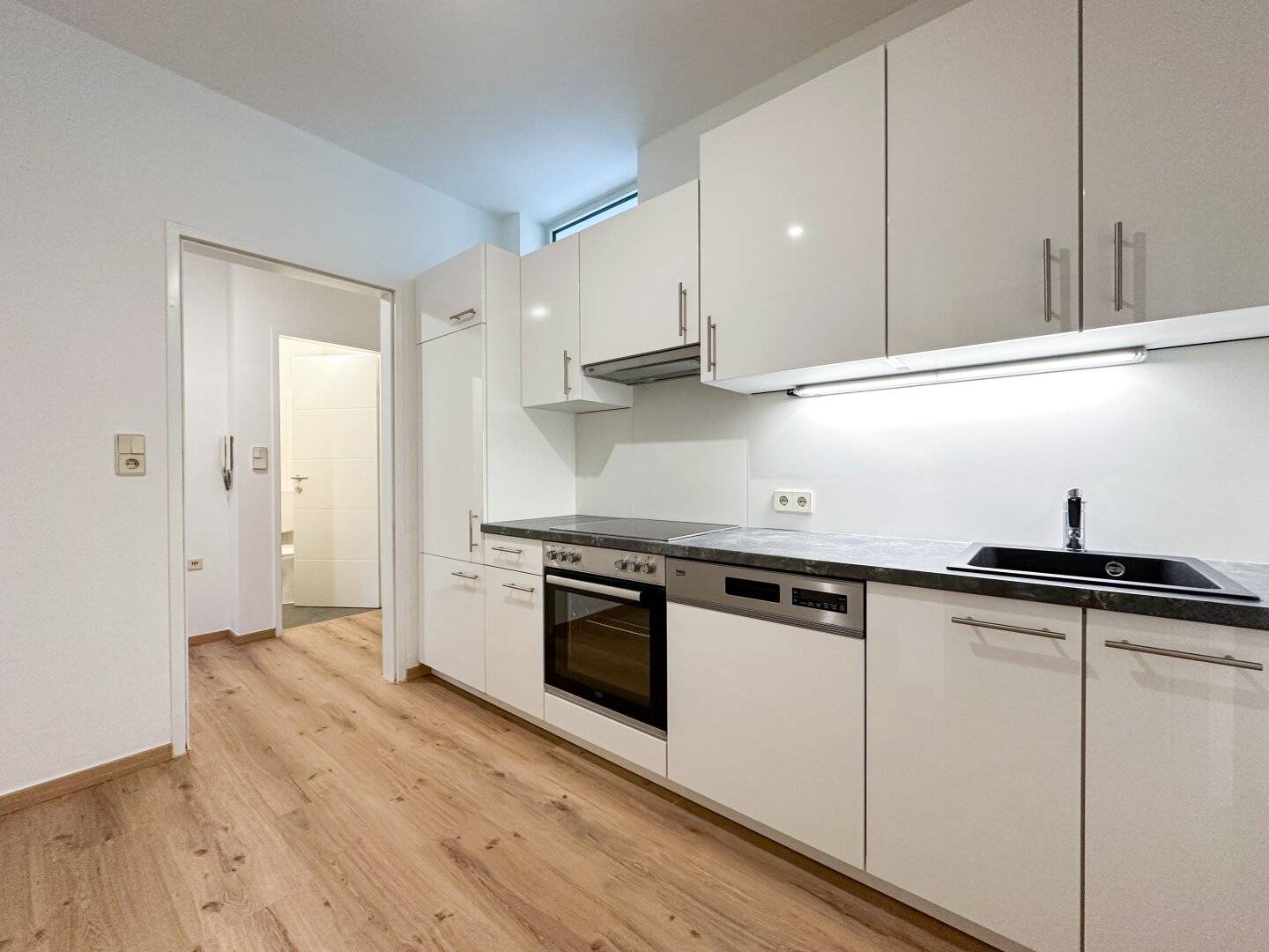 Modern 2.5-room apartment (suitable for flatshare) with French balcony near the Mur in the Lend district