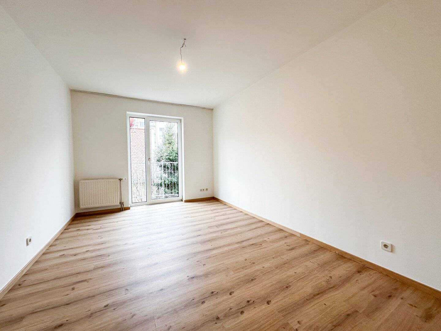 Modern 2.5-room apartment (suitable for flatshare) with French balcony near the Mur in the Lend district