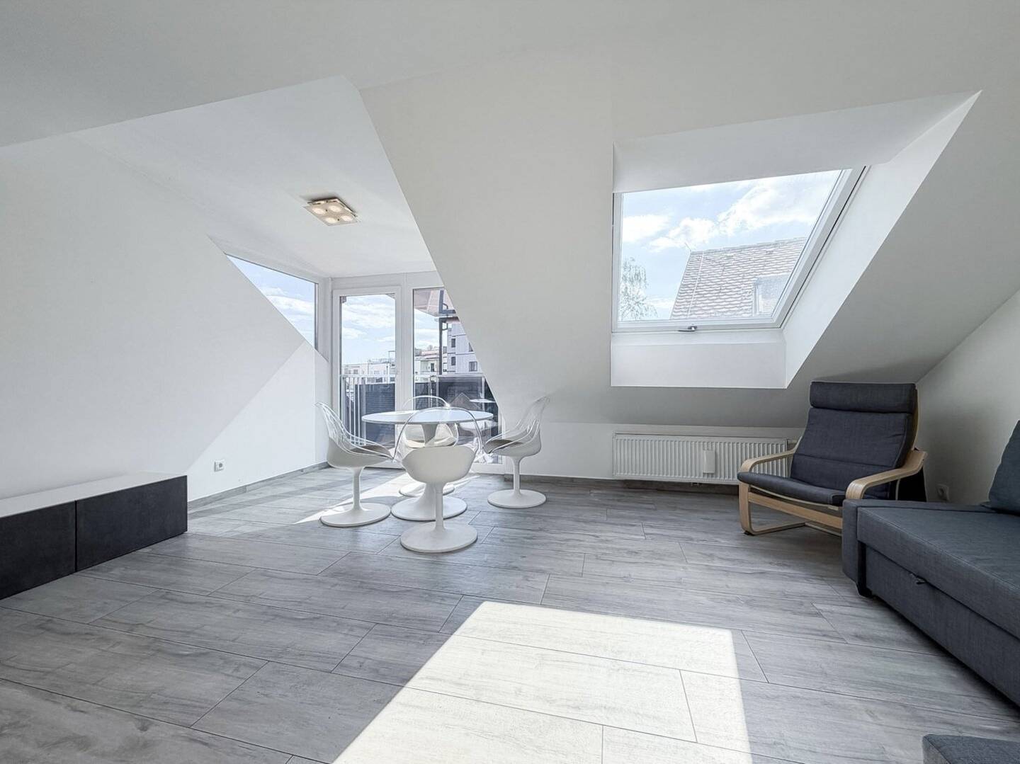 Modern 2-room top-floor apartment with sunny balcony near the Mur in Graz-Lend