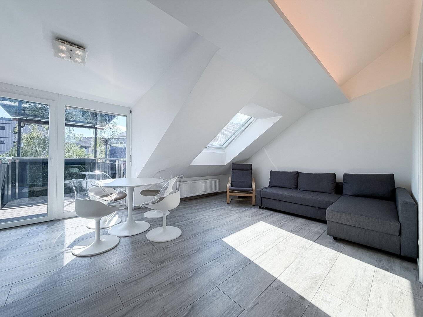 Modern 2-room top-floor apartment with sunny balcony near the Mur in Graz-Lend