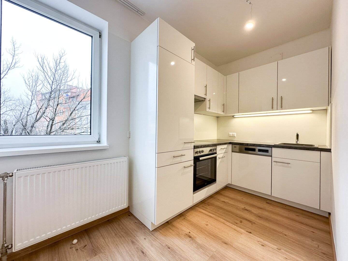 Cozy 2.5-room apartment with French balcony near the Mur in the Lend district