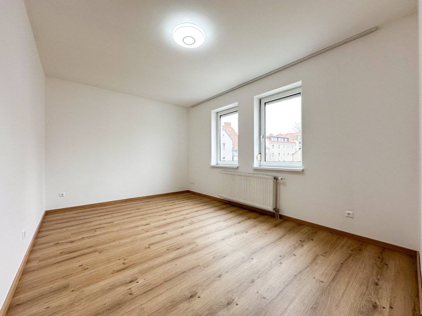 Cozy 2.5-room apartment with French balcony near the Mur in the Lend district