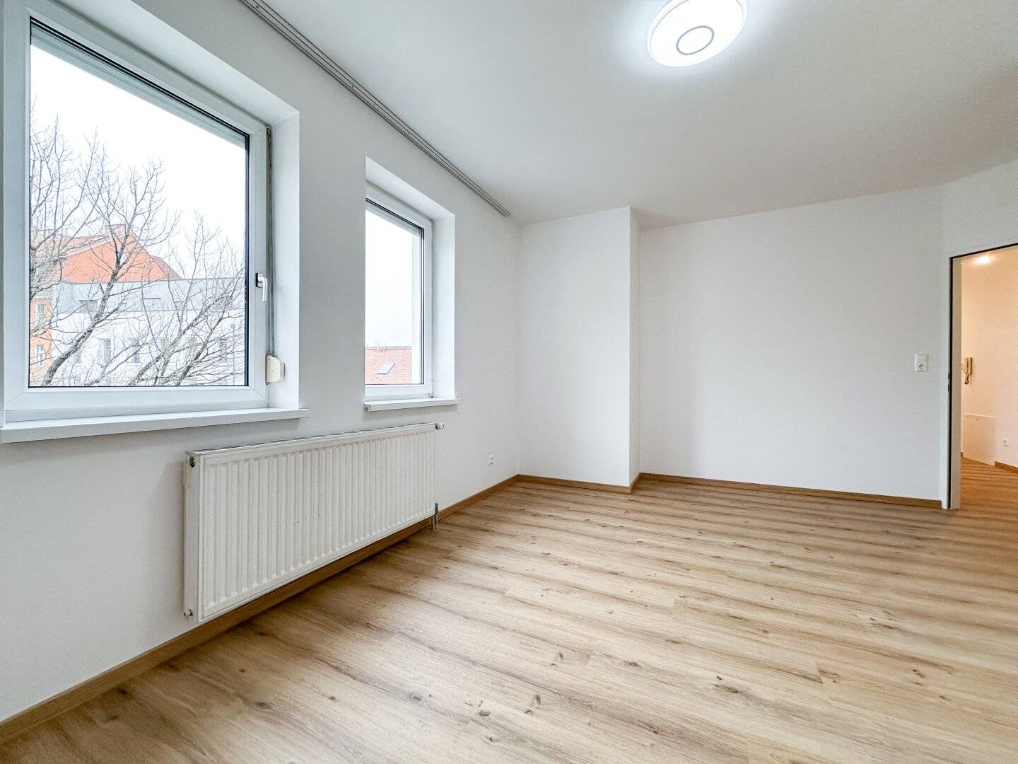 Cozy 2.5-room apartment with French balcony near the Mur in the Lend district