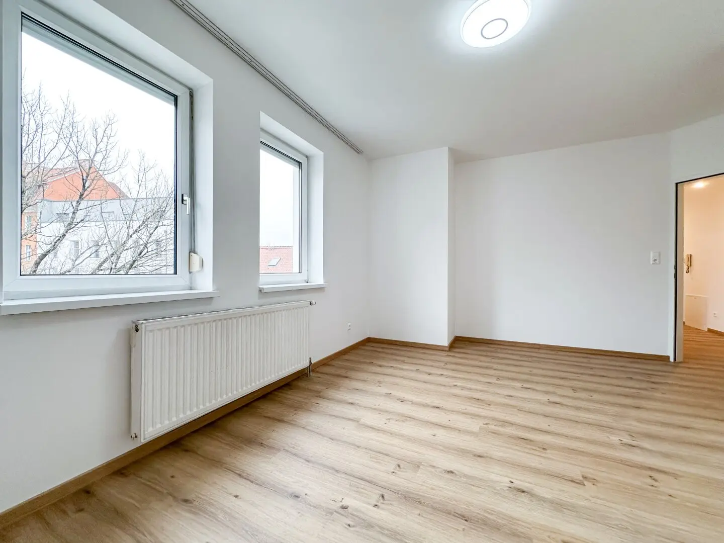 Cozy 2.5-room apartment with French balcony near the Mur in the Lend district