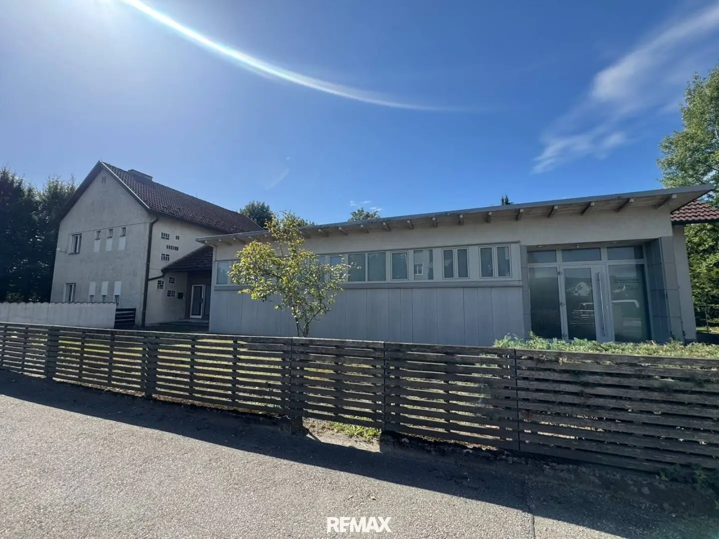 Former medical practice in the municipality of Aschach, practice/office and single-family house on generous plot