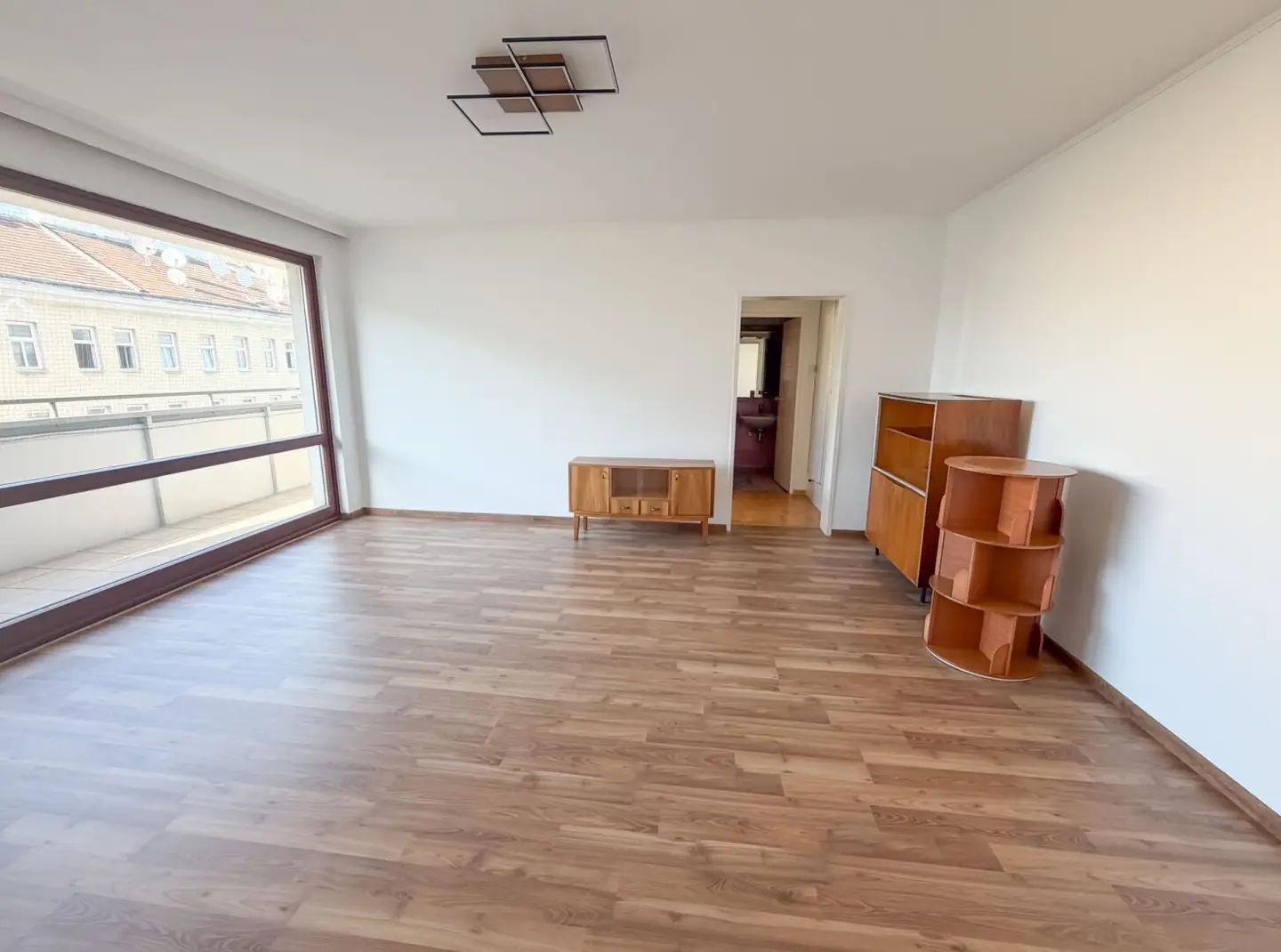Zwei Zimmer Wohnung mit Loggia zu vermieten! Nähe Dresdner Straße U-Bahn!