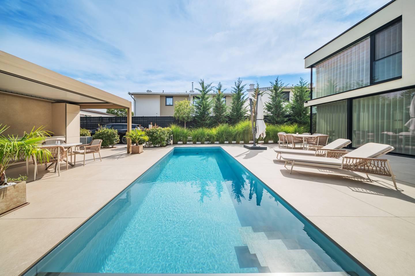Elegante Wohnung mit beheiztem Pool und Garten
