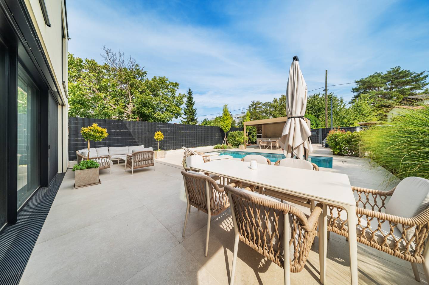 Elegante Wohnung mit beheiztem Pool und Garten