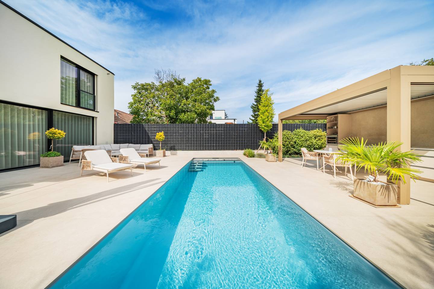 Elegante Wohnung mit beheiztem Pool und Garten