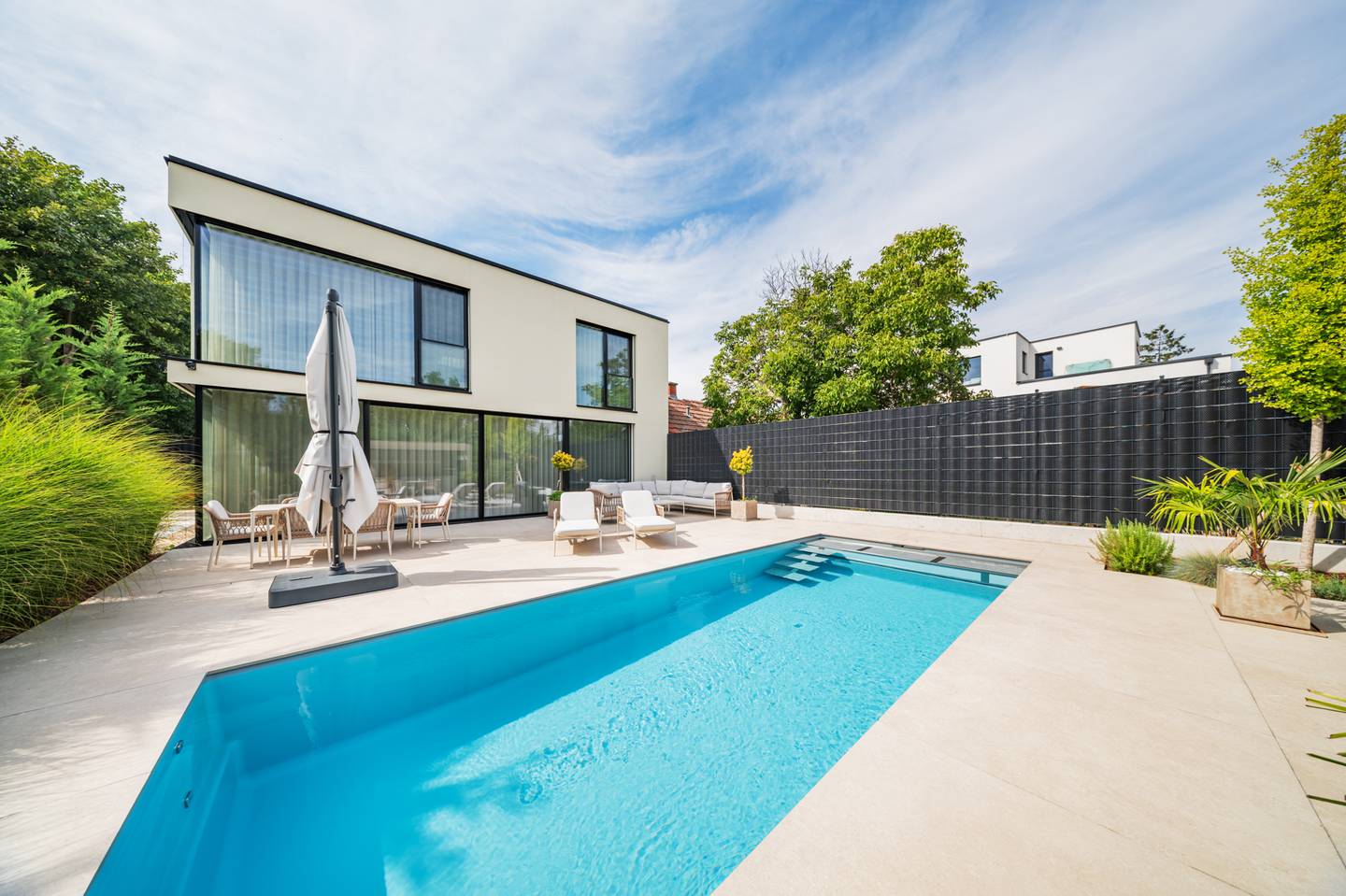 Elegante Wohnung mit beheiztem Pool und Garten