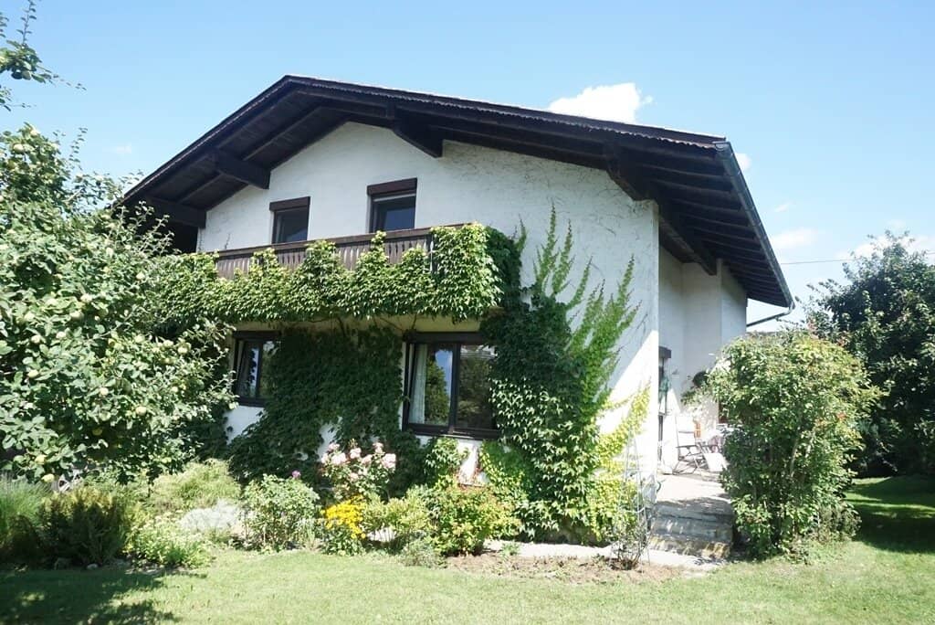 Wohnhaus - klassischer Baustil in guter Stadtrandlage