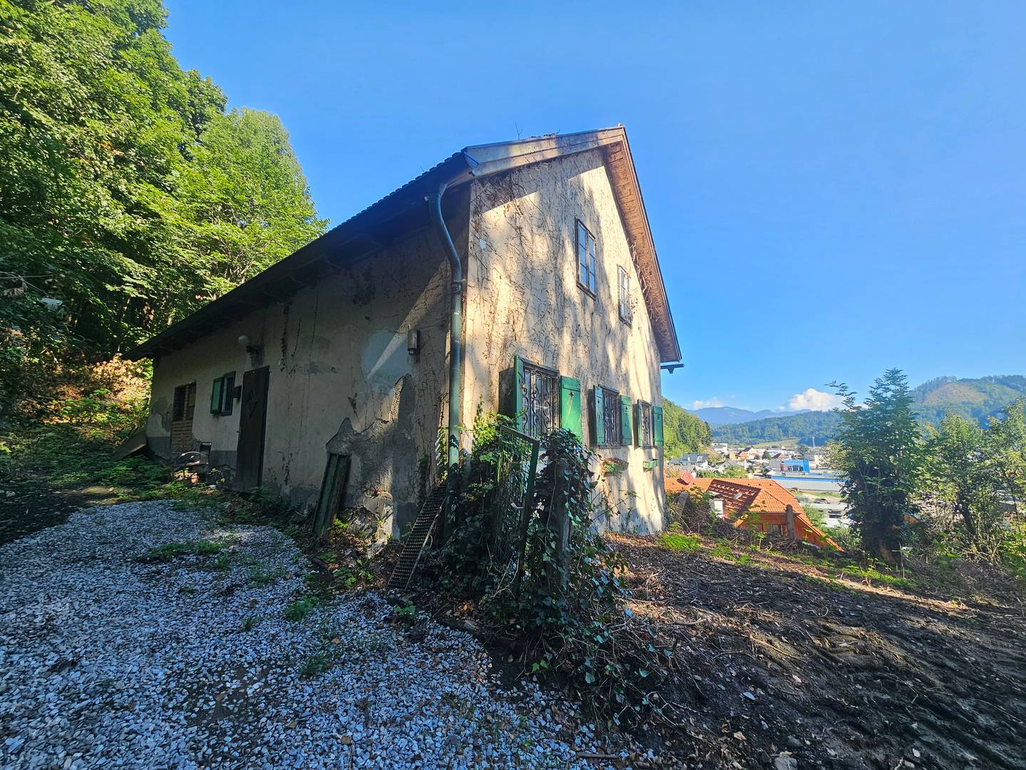 Altbauwohnung requiring renovation and potential