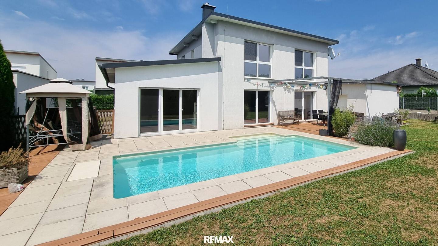 Modern detached house with pool and garage in Spratzern
