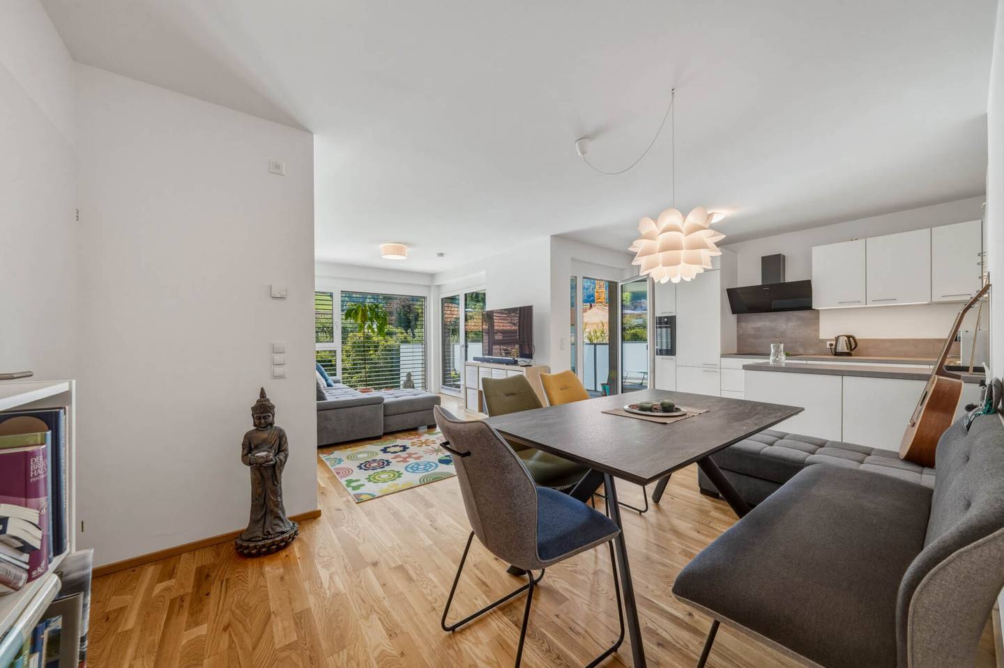 Neuwertige Wohnung mit großem Balkon und Bergblick