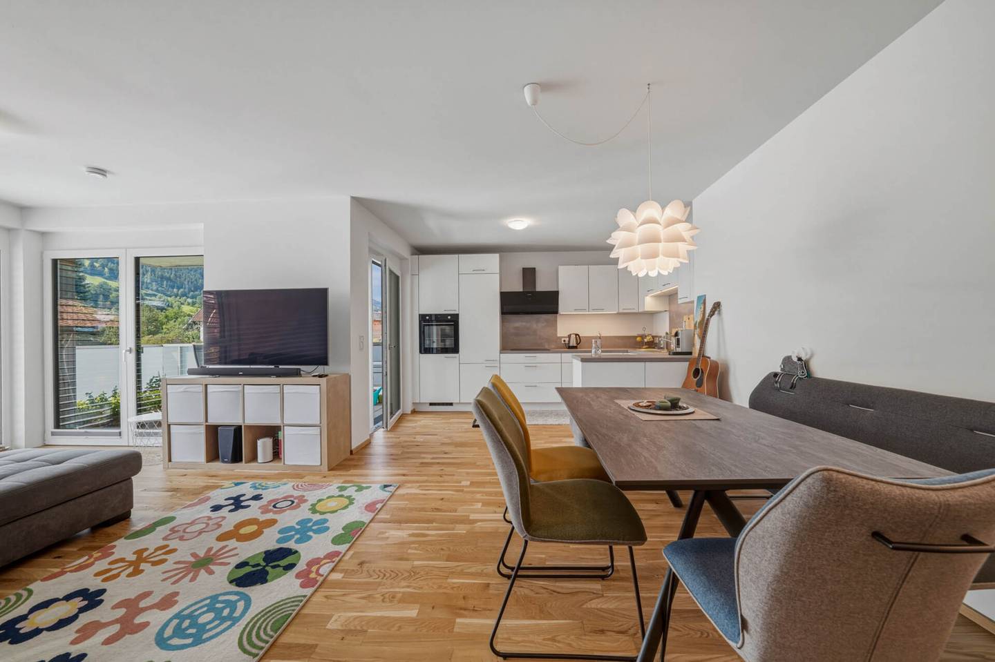 Neuwertige Wohnung mit großem Balkon und Bergblick