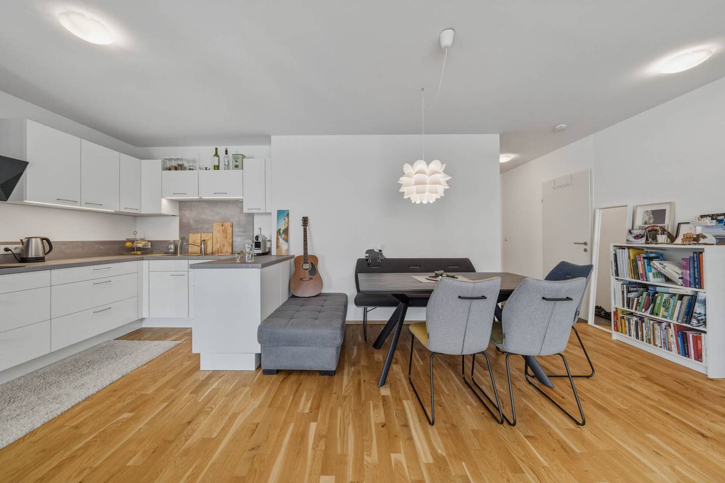 Neuwertige Wohnung mit großem Balkon und Bergblick