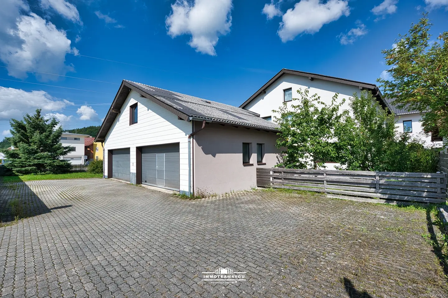 Vielseitig nutzbare Wohnung mit Wintergarten und Pool