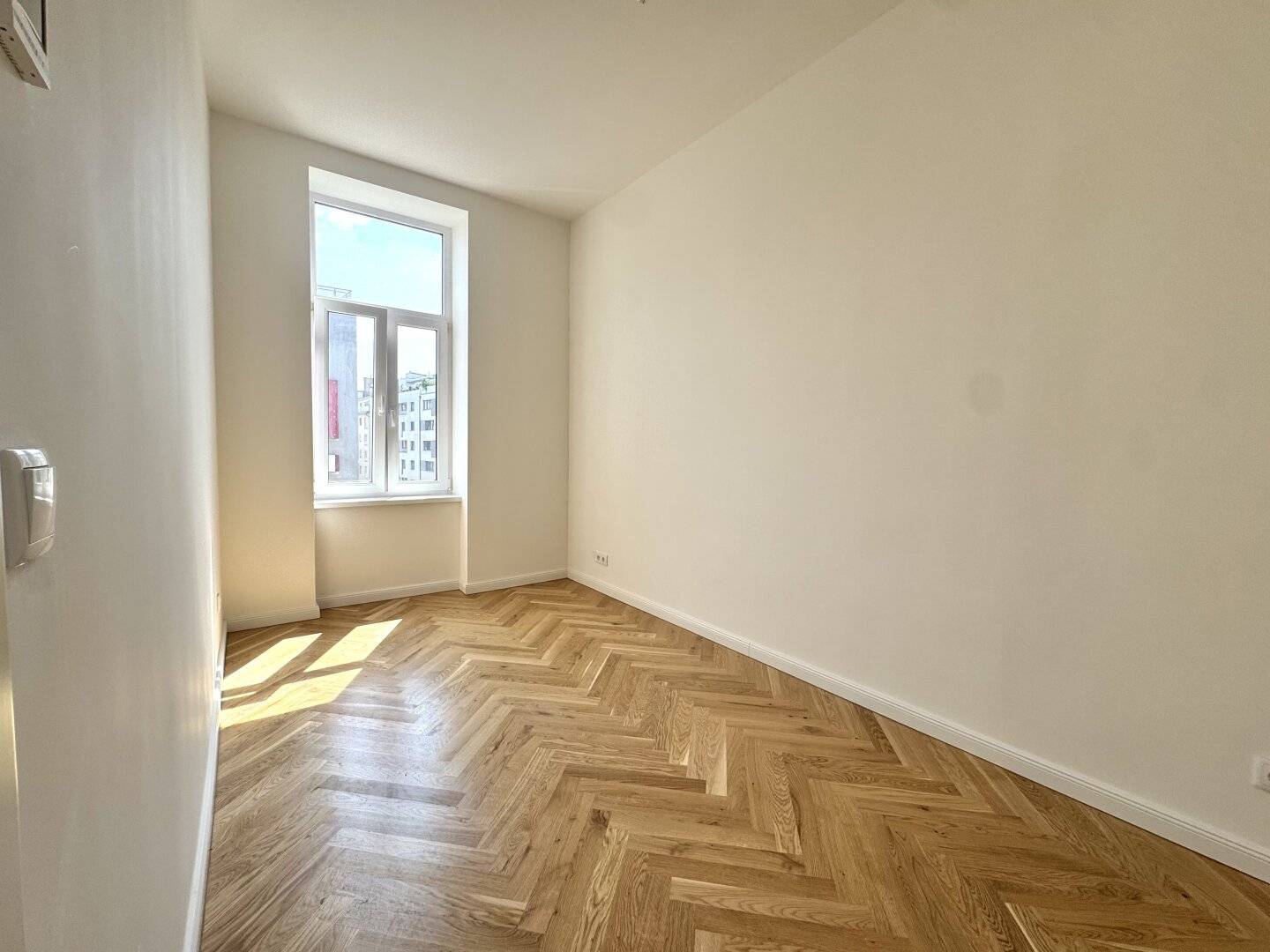 First occupancy after renovation - Attractive old building near U6 Dresdner Straße