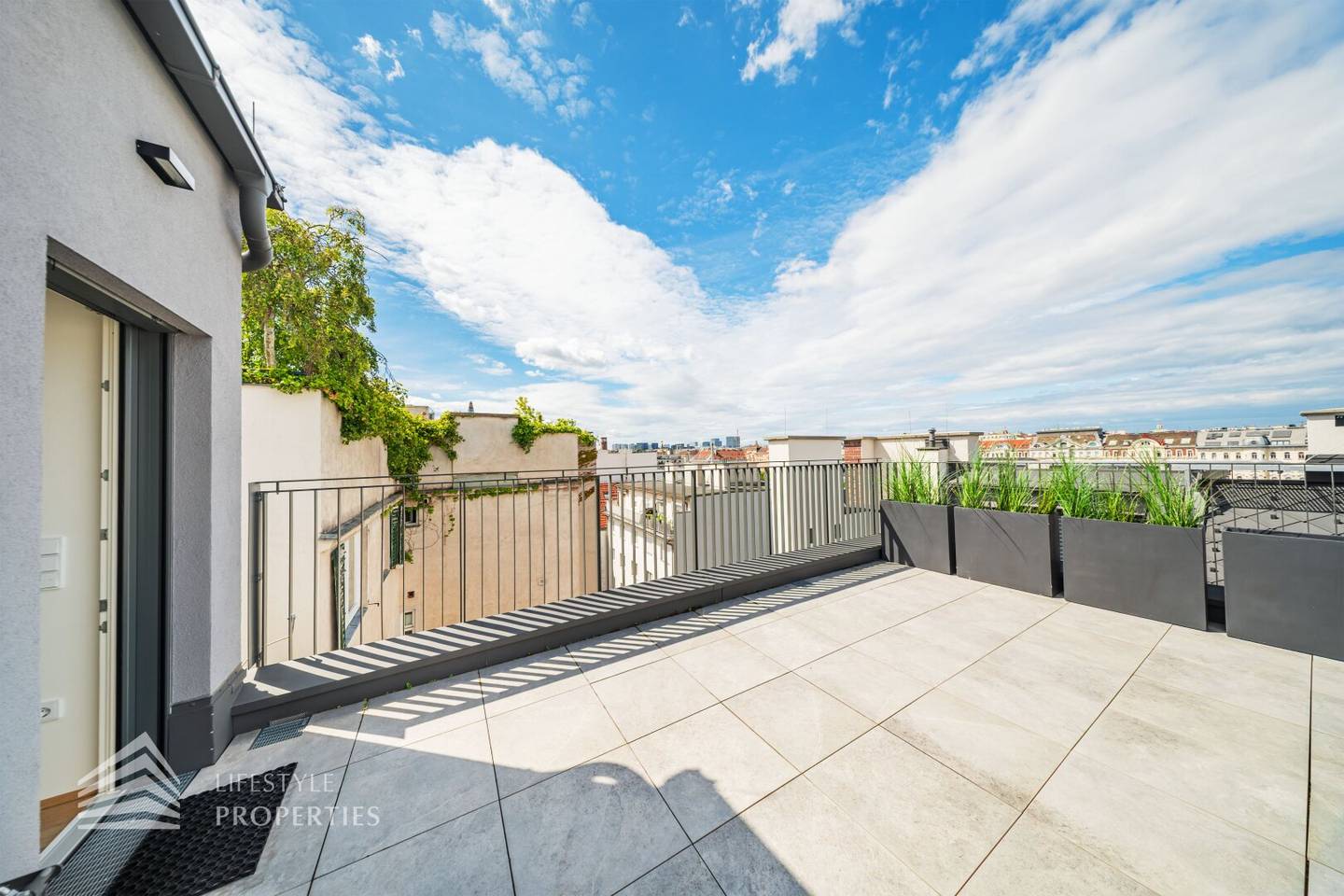 5-Zimmer Maisonette mit Terrassen &amp; Charakter. Wohnen mit Weitblick.