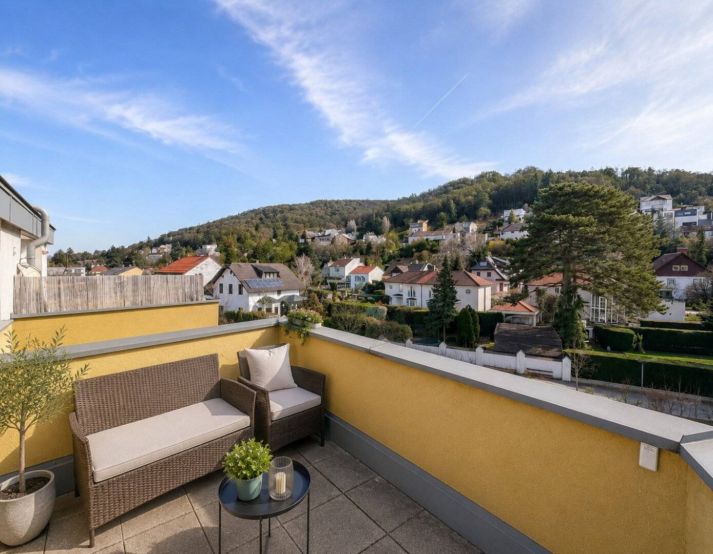 KLOSTERNEUBURG: Cozy, sunny 2-room apartment with nice balcony and green view