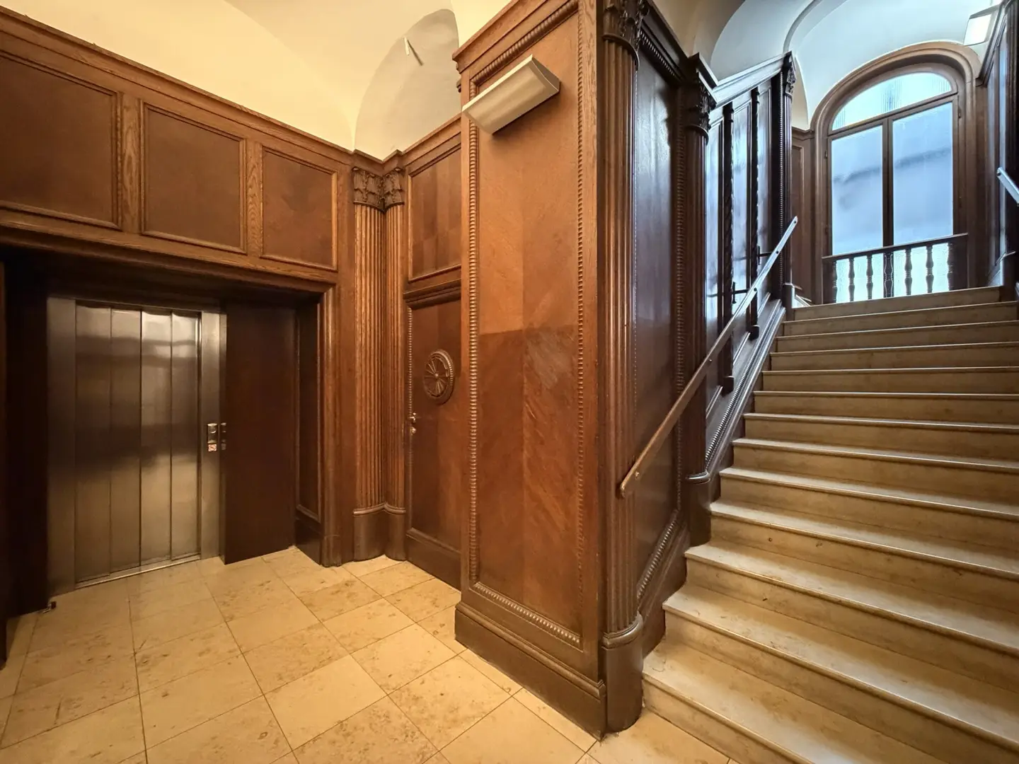 Representative period apartment with lift and parquet