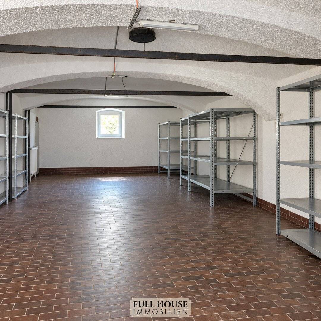 Vielseitige Lager-, Hallen- & Werkstattfläche mit ca. 305 m² und 2 Stellplätzen