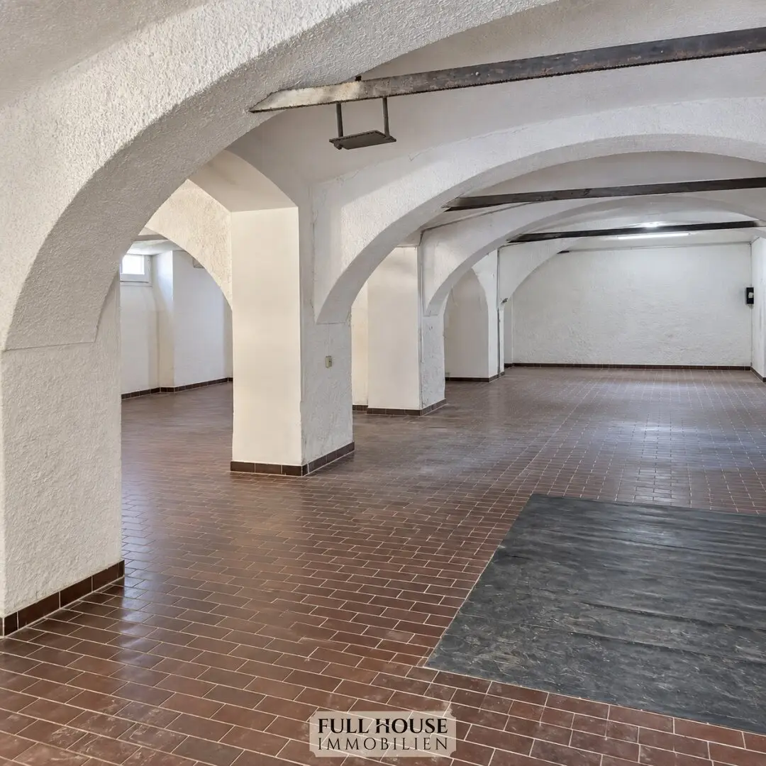 Vielseitige Lager-, Hallen- & Werkstattfläche mit ca. 305 m² und 2 Stellplätzen