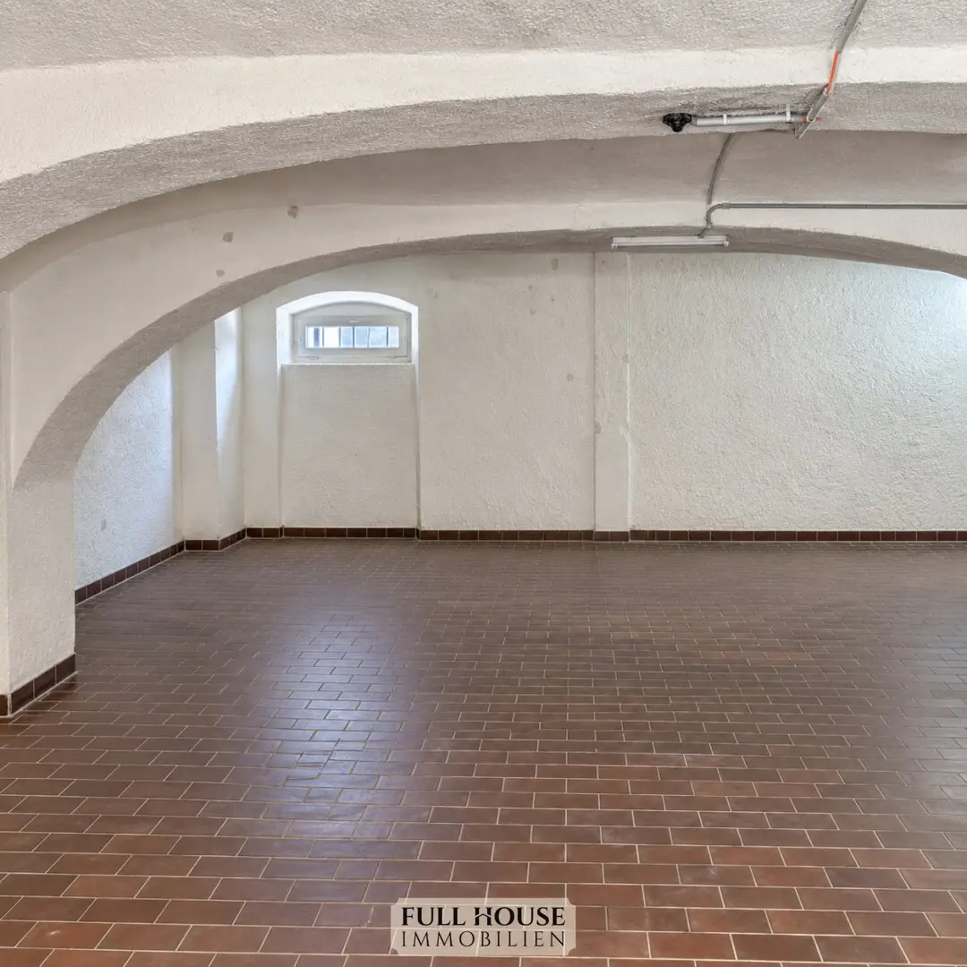 Vielseitige Lager-, Hallen- & Werkstattfläche mit ca. 305 m² und 2 Stellplätzen