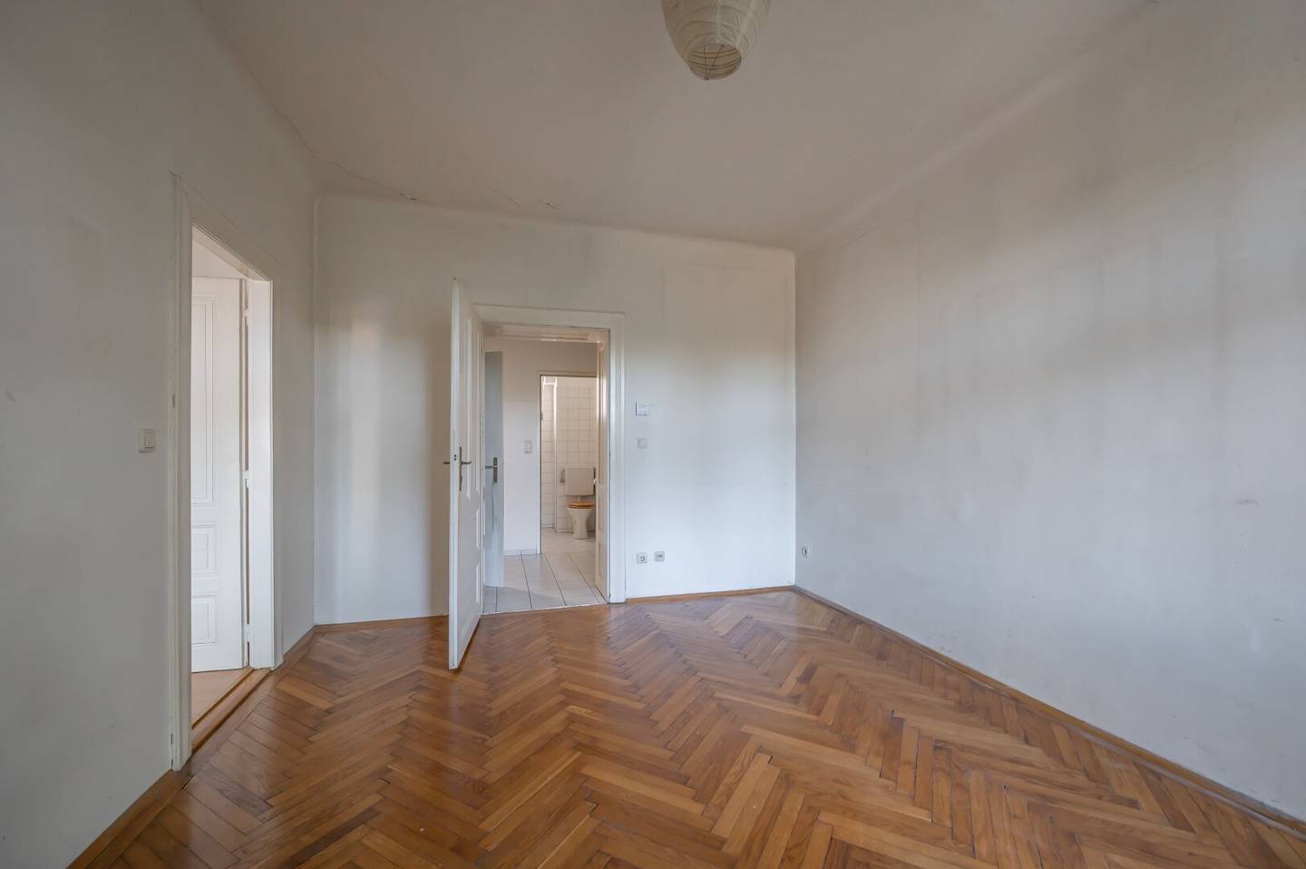++NEU++ Charming Period Apartment with Excellent Renovation Potential – 2 Rooms in Hietzing