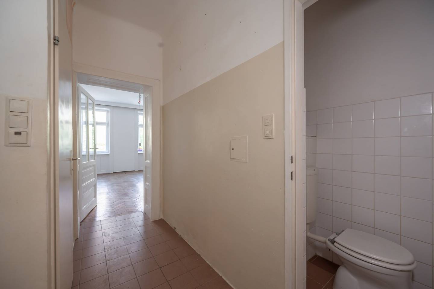 ++NEU++ Period Apartment with Potential – 1-Room Renovation Opportunity
