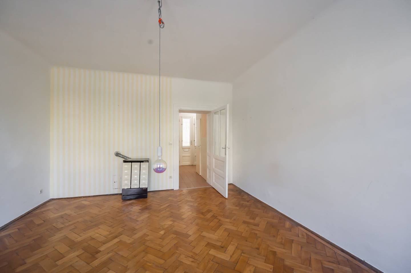 ++NEU++ Period Apartment with Potential – 1-Room Renovation Opportunity