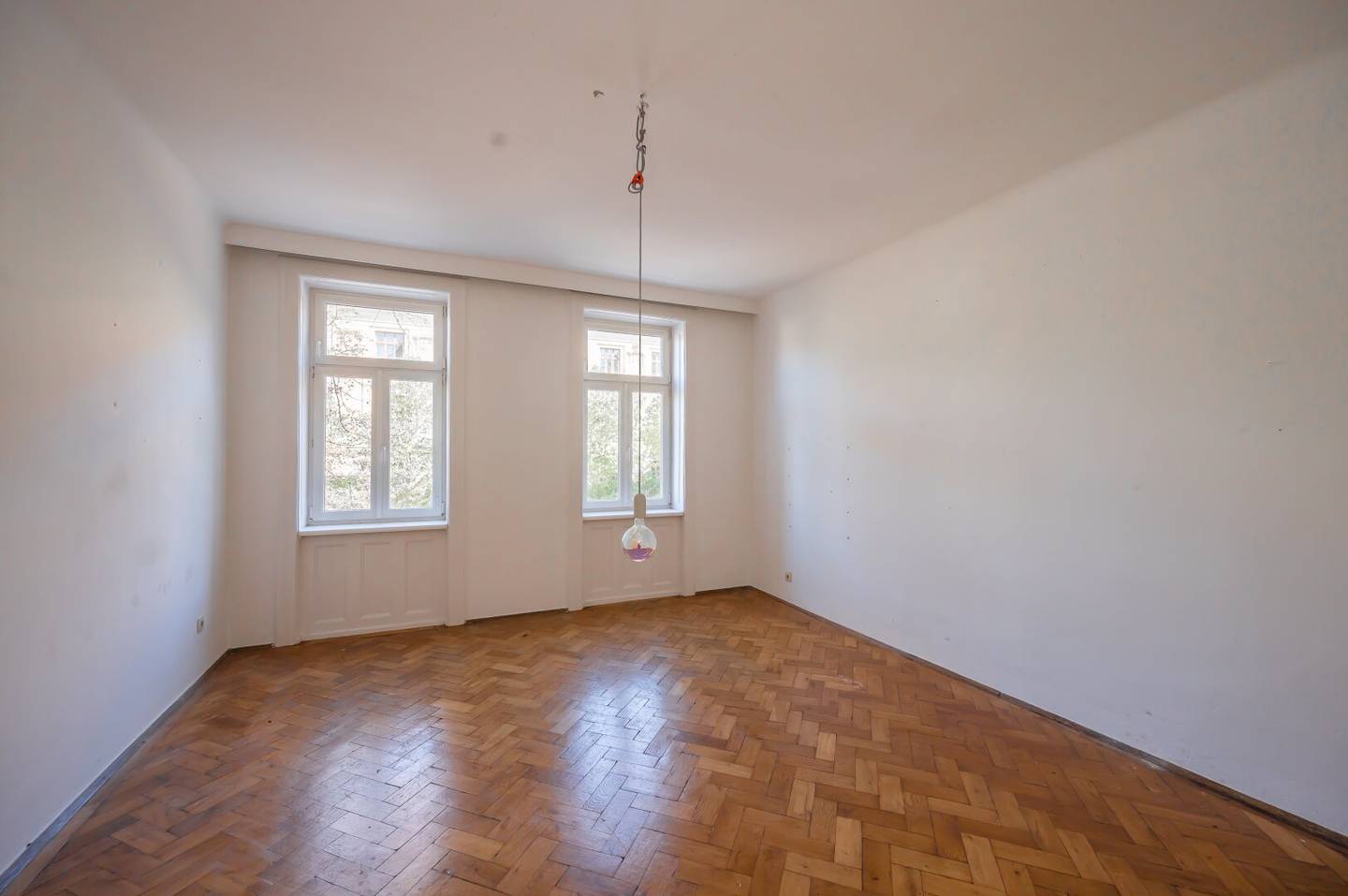 ++NEU++ Period Apartment with Potential – 1-Room Renovation Opportunity
