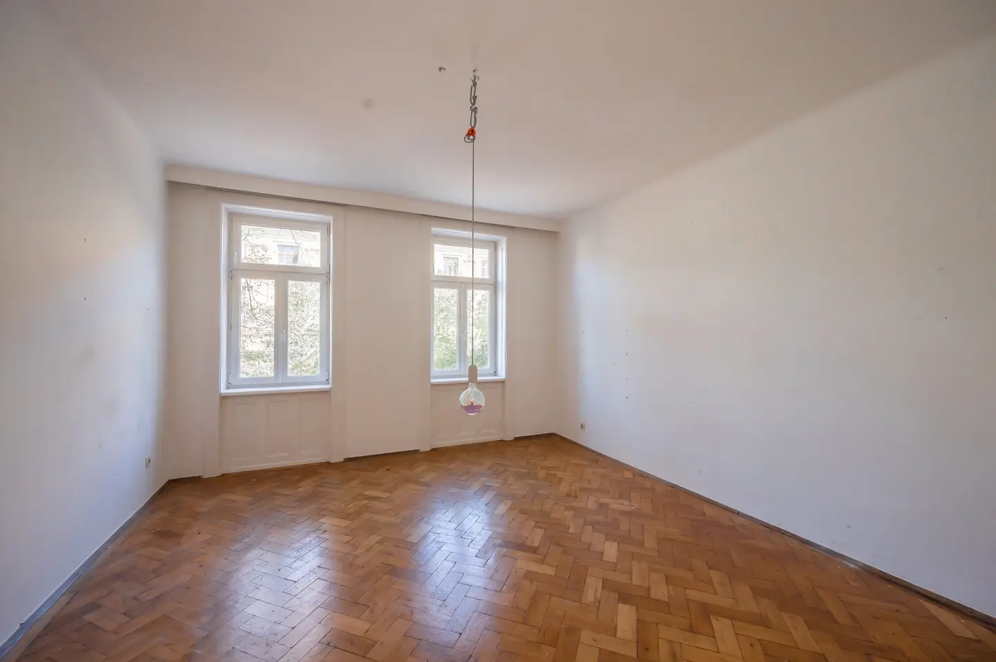 ++NEU++ Period Apartment with Potential – 1-Room Renovation Opportunity