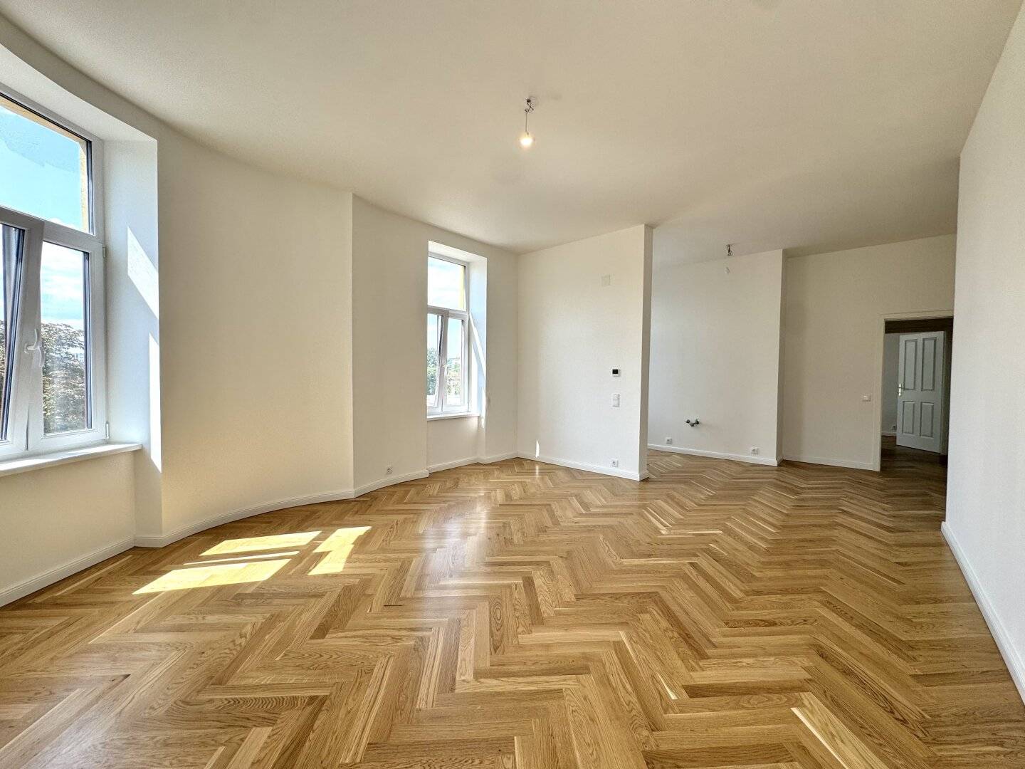 Bright and modernized old building First occupancy after renovation Attractive old building near U6 Dresdner Straße