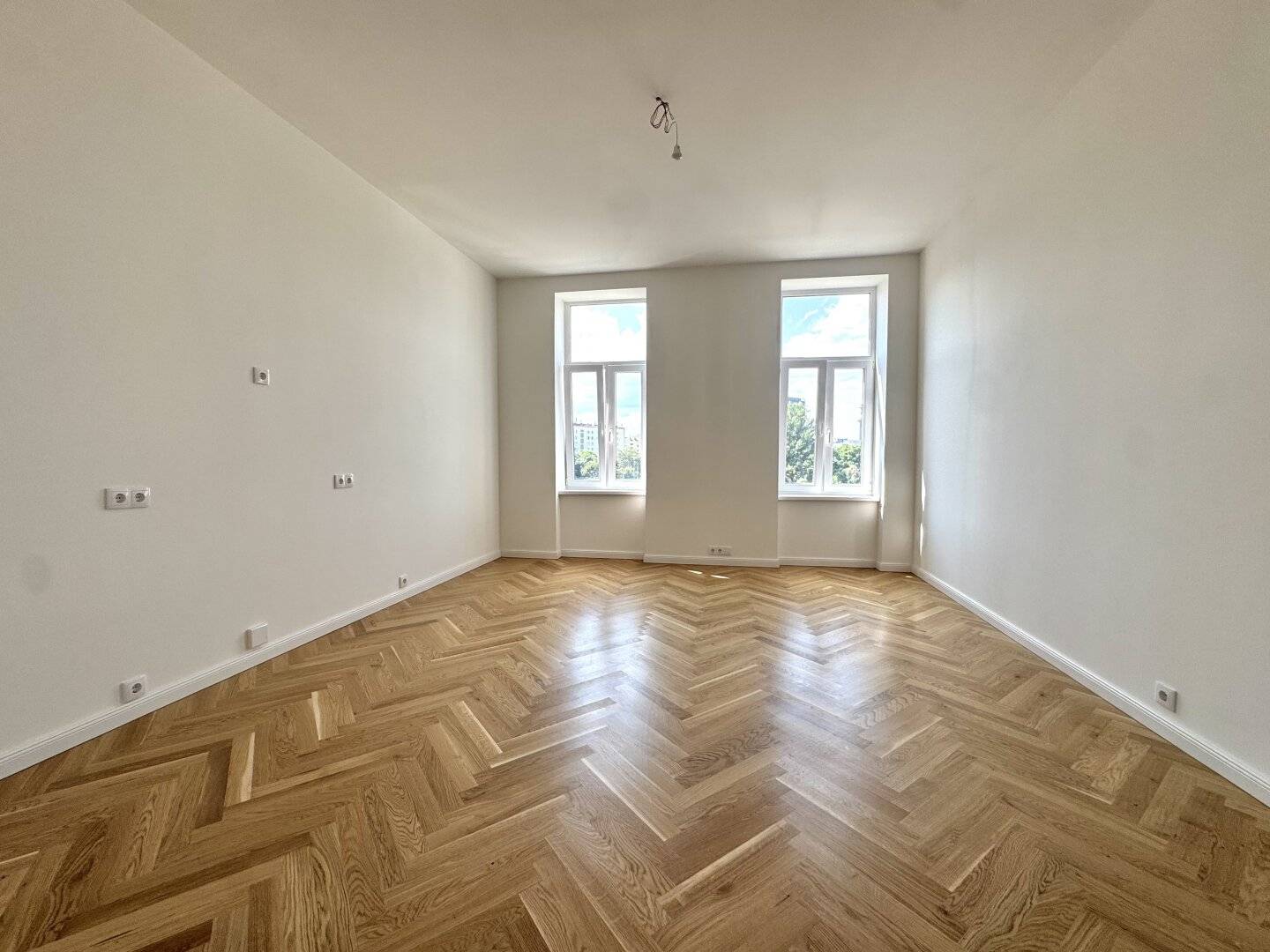 Bright and modernized old building - First occupancy after renovation - Attractive old building near U6 Dresdner Straße