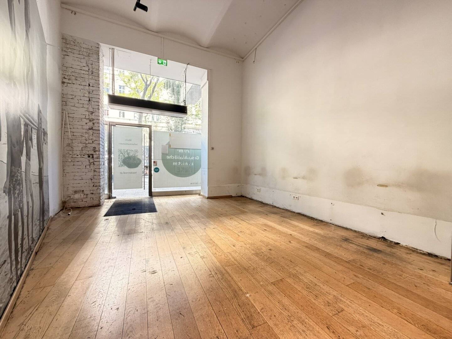 PREMIUM RETAIL SPACE + HIGH FOOTFALL + MARIAHILFER STRASSE