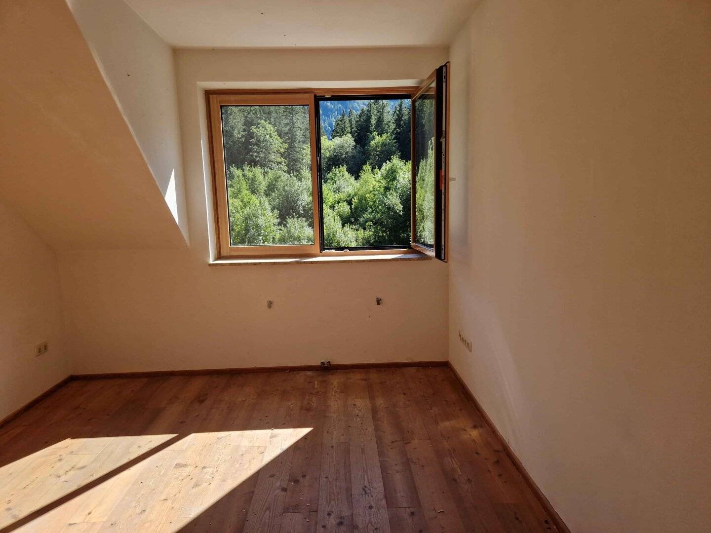 2-room apartment with south-facing loggia and view of greenery and garage