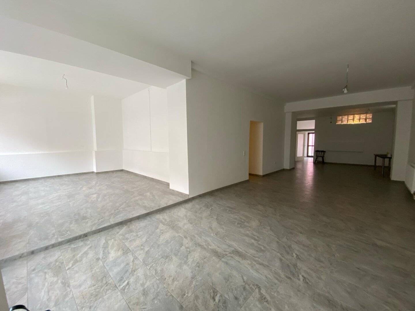 Ihr neues Geschäftsdomizil: 141 m2 mit ebenerdiger Zugänglichkeit, 4 Räumen, 2 WC und einer geräumigen Terrasse in bester Lage - Vereinbaren Sie noch heute eine Besichtigung!