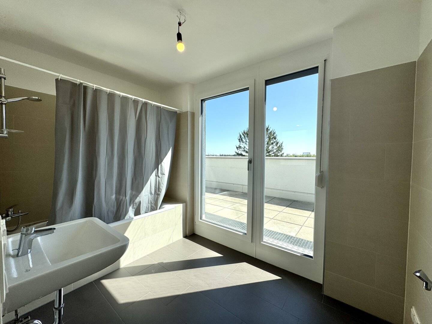 Penthouse with Danube view and 360 degree roof terrace - directly at the Alte Donau