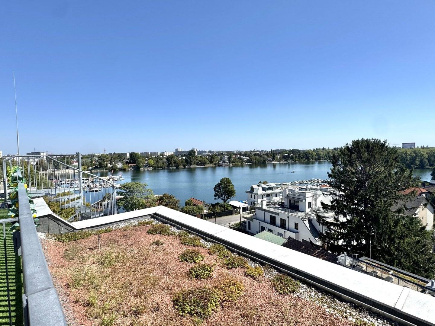 Penthouse with Danube view and 360 degree roof terrace - directly at the Alte Donau