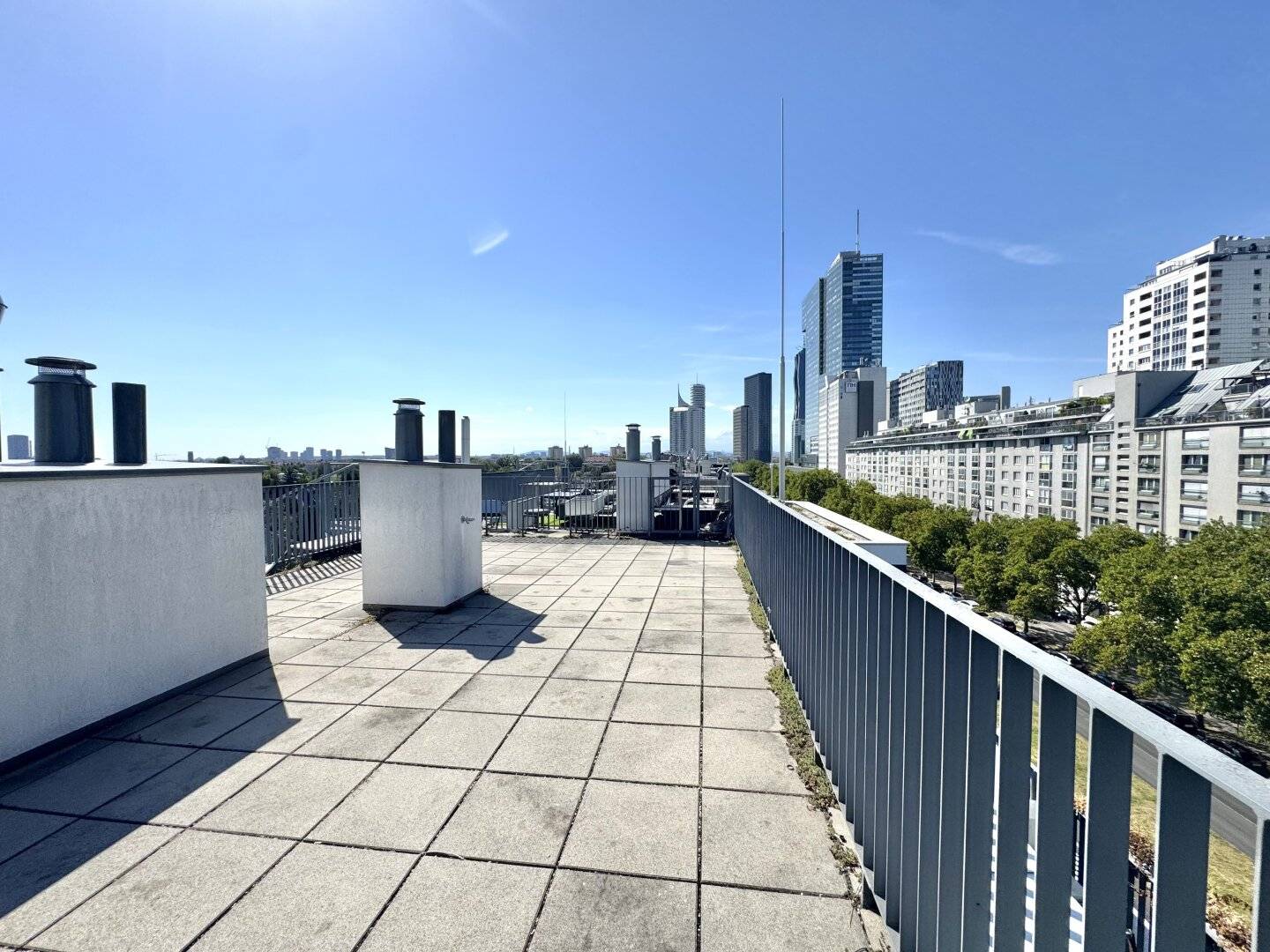 Penthouse with Danube view and 360 degree roof terrace - directly at the Alte Donau