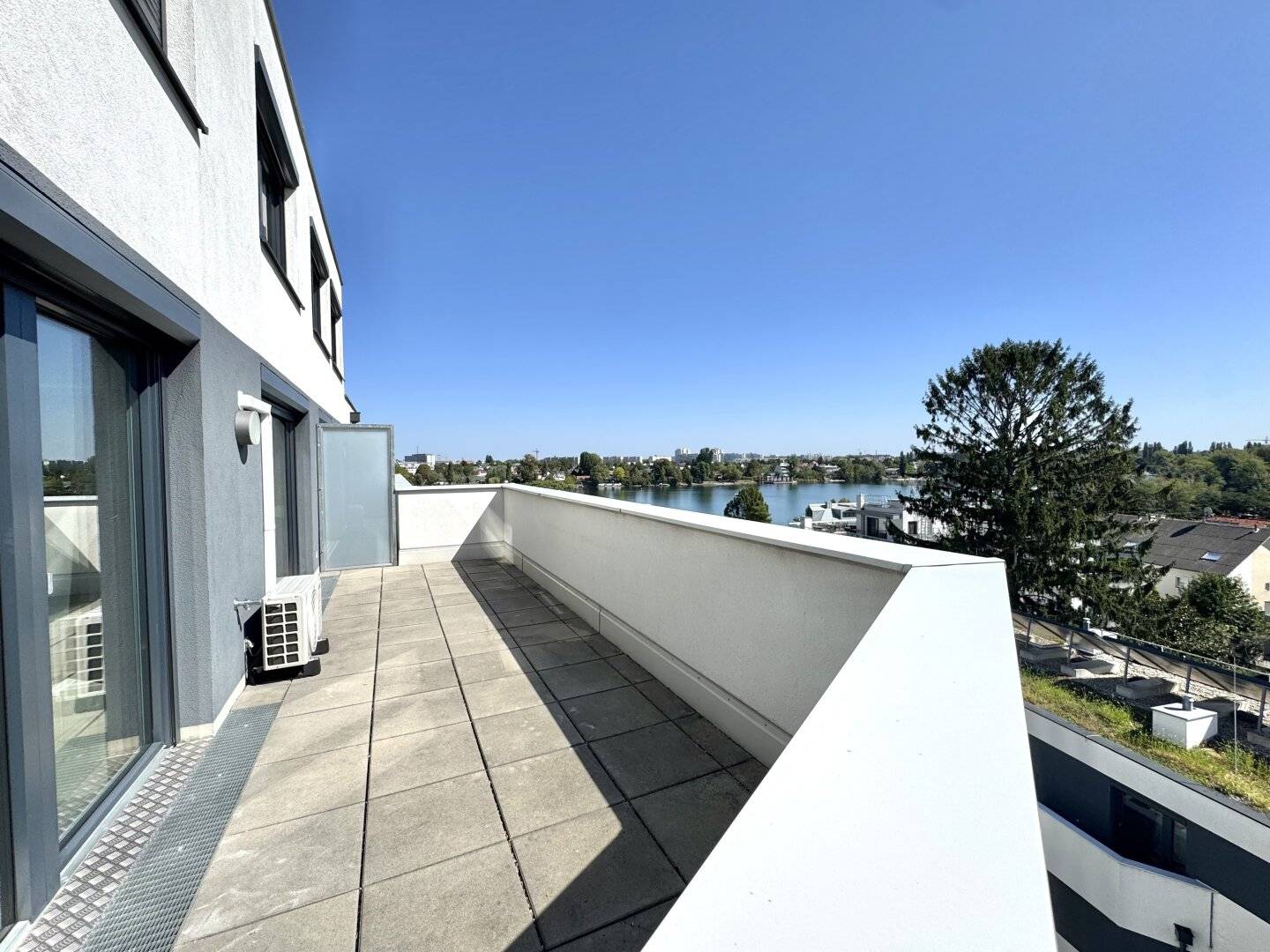 Penthouse with Danube view and 360 degree roof terrace - directly at the Alte Donau