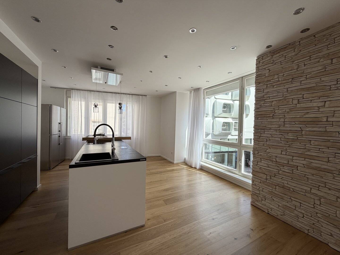 Graz Inner City: Exclusive 3-room apartment with luxurious fittings, modern kitchen island &amp; unique view of the ARGOS building