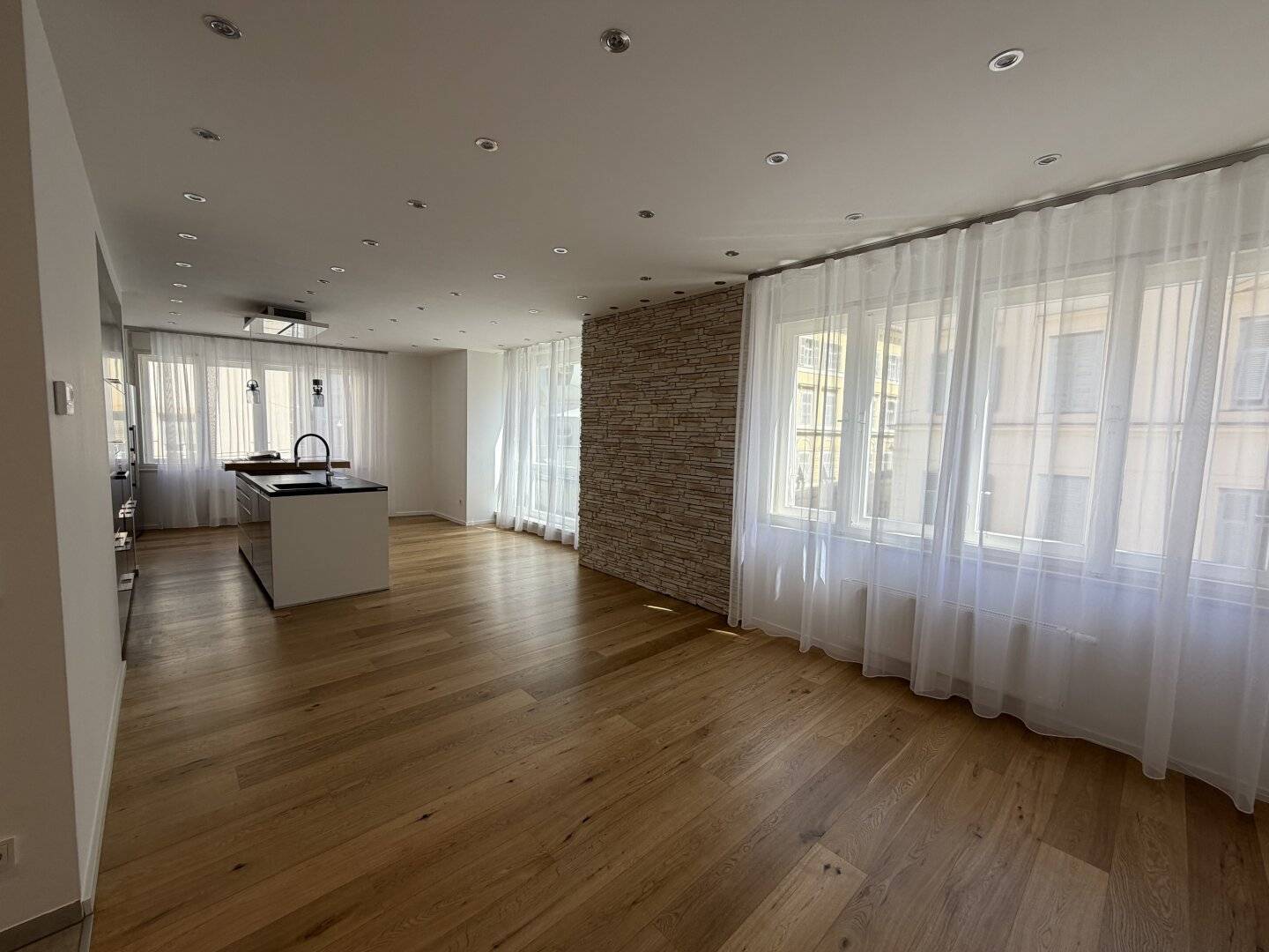 Graz Inner City: Exclusive 3-room apartment with luxurious fittings, modern kitchen island &amp; unique view of the ARGOS building