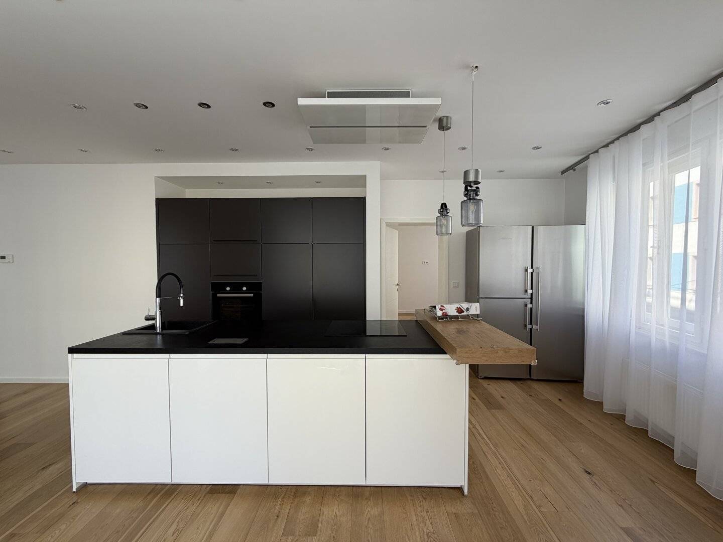 Graz Inner City: Exclusive 3-room apartment with luxurious fittings, modern kitchen island &amp; unique view of the ARGOS building
