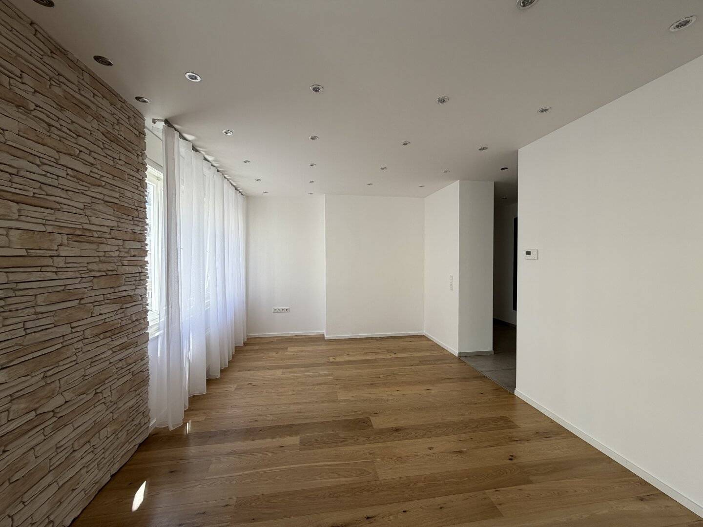 Graz Inner City: Exclusive 3-room apartment with luxurious fittings, modern kitchen island &amp; unique view of the ARGOS building